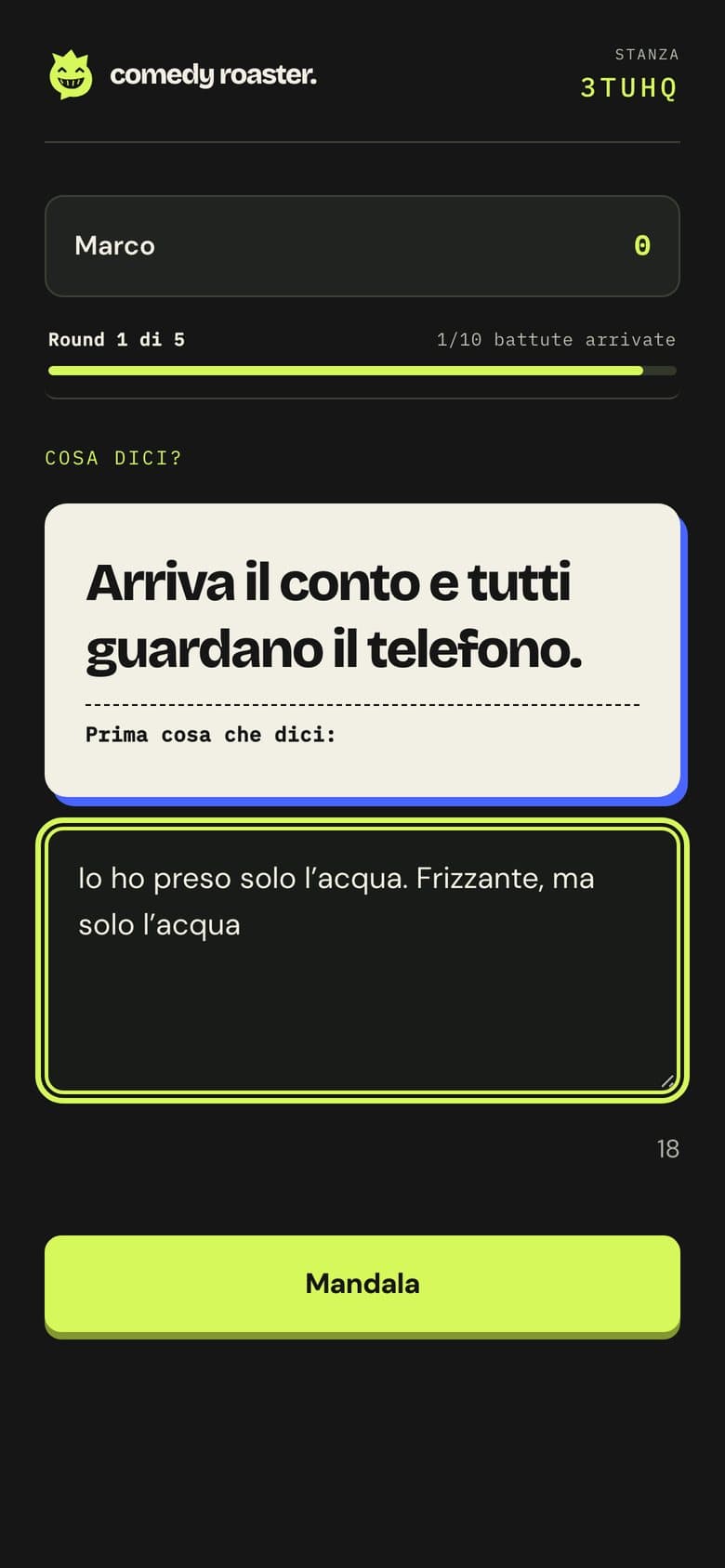 Il telefono di un giocatore mentre scrive la sua battuta sulla carta.